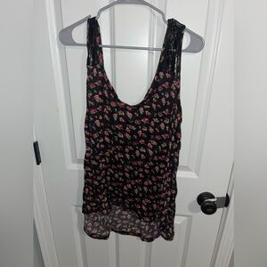 🩷 Flash Sale 🩷 Twist Tees soft tank size 3 fits like 2x. Pink rose floral.
